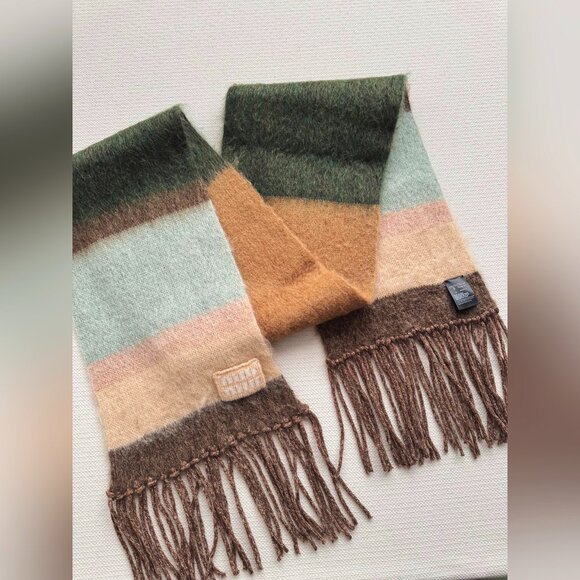 Wool scarf with fringes - Picture 3 of 5